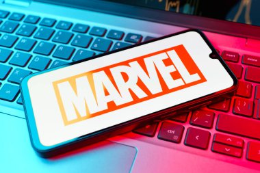 Prag, Çek Cumhuriyeti - 10 21 2024: Marvel logosunu gösteren akıllı telefon.
