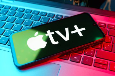 Prag, Çek Cumhuriyeti - 10 21 2024: Apple TV + logosunu gösteren akıllı telefon.