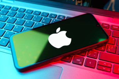 Prag, Çek Cumhuriyeti - 10 21 2024: Apple logosunu gösteren akıllı telefon.