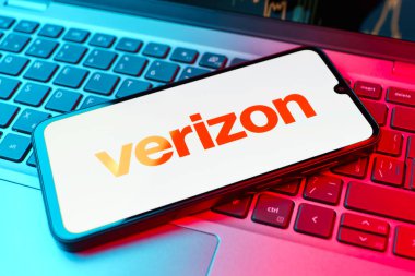 Prag, Çek Cumhuriyeti - 10 21 2024: Verizon logosunu gösteren akıllı telefon.