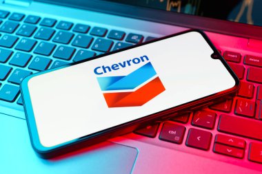 Prag, Çek Cumhuriyeti - 10 21 2024: Yüzeyde Chevron logosu gösteren akıllı telefon.