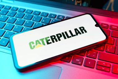 Prag, Çek Cumhuriyeti - 21 Ekim 2024: Dizüstü bilgisayar klavyesindeki modern akıllı telefon cihazı tırtıl logosunu gösteriyor.