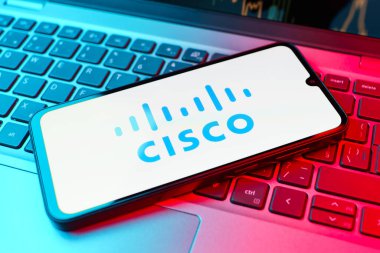 Prag, Çek Cumhuriyeti - 21 Ekim 2024: Cisco logosunu gösteren dizüstü bilgisayardaki modern akıllı telefon aygıtı.