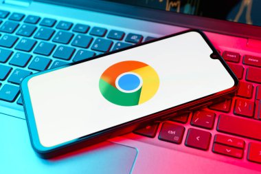Prag, Çek Cumhuriyeti - 21 Ekim 2024: Google Chrome logosunu gösteren dizüstü bilgisayardaki modern akıllı telefon aygıtı.