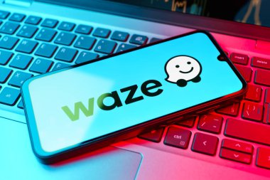 Prag, Çek Cumhuriyeti - 21 Ekim 2024: Wave logosunu gösteren dizüstü bilgisayardaki modern akıllı telefon aygıtı.