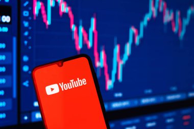 Prag, Czechia: Arka planda çizelgesi olan youtube logosuna sahip modern akıllı telefon 