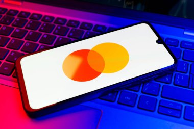 Prag, Çek Cumhuriyeti - 21 Ekim 2024: Dizüstü bilgisayardaki modern akıllı telefon cihazı ana kart logosunu gösteriyor.