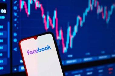 Prag, Çek: Facebook logosu arka planda grafiği olan modern akıllı telefon 