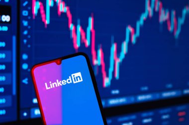 Prag, Çek Cumhuriyeti - 720 2024: LinkedIn logosunu gösteren akıllı telefon. LinkedIn internetteki dünyanın en büyük profesyonel ağı..