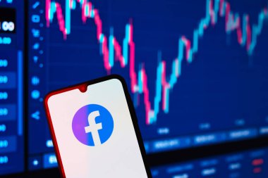 Prag, Çek: Logo facebook tablosuna sahip modern akıllı telefon 