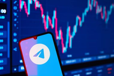 Prag, Çek: Arkaplanda grafikli logo telgraflı modern akıllı telefon 