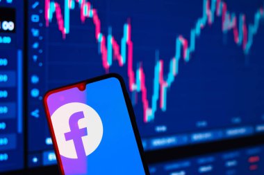 Prag, Çek: Logo facebook tablosuna sahip modern akıllı telefon 
