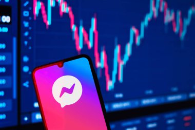 Prag, Çek Cumhuriyeti - 10 21 2024: Haberci logosunu gösteren akıllı telefon.