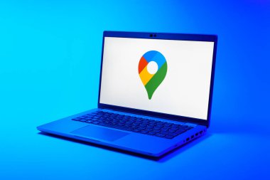 Prag, Çek Cumhuriyeti - 21 Ekim 2024: Logoyu gösteren modern dizüstü bilgisayar ekranı