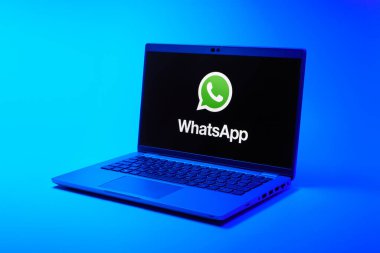 Prag, Çek Cumhuriyeti - 21 Ekim 2024: Yüzey arkaplanındaki modern laptop ekranı Whatsapp logosunu gösteriyor