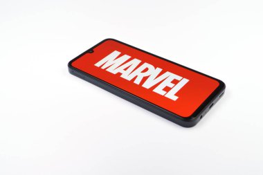 Prag, Çek Cumhuriyeti - 10 21 2024: Marvel logosunu gösteren akıllı telefon.