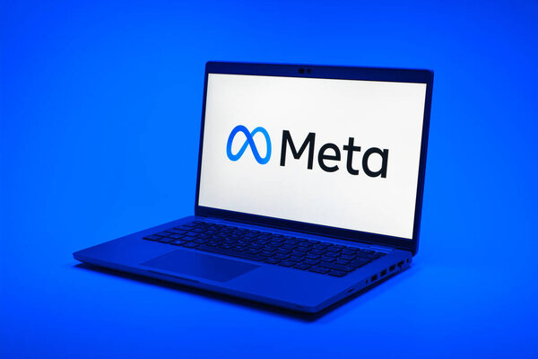 Прага, Чехия - 21 октября 2024 года: Современный экран ноутбука на фоне поверхности с мета-логотипом