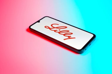 Prag, Çek Cumhuriyeti - 10 21 2024: Eli Lilly logosunu gösteren akıllı telefon.