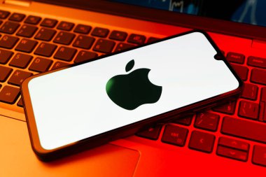 Prag, Çek Cumhuriyeti - 10 21 2024: Apple logosunu gösteren akıllı telefon.