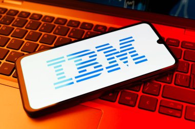 Prag, Çek Cumhuriyeti - 10 21 2024: IBM logosunu gösteren akıllı telefon.