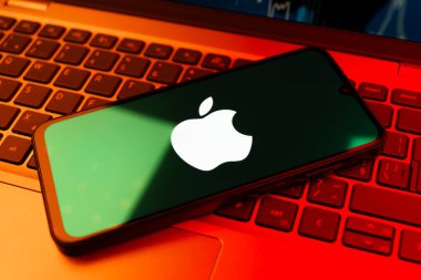 Prag, Çek Cumhuriyeti - 10 21 2024: Apple logosunu gösteren akıllı telefon.