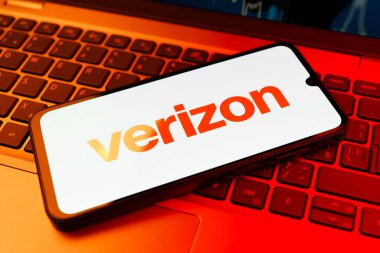 Prag, Çek Cumhuriyeti - 10 21 2024: Verizon logosunu gösteren akıllı telefon.