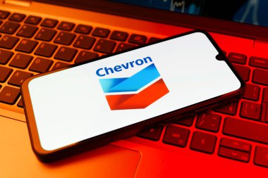 Prag, Çek Cumhuriyeti - 10 21 2024: Yüzeyde Chevron logosu gösteren akıllı telefon.