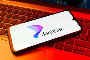 Prag, Çek Cumhuriyeti - 21 Ekim 2024: Dizüstü bilgisayarda Danaher logosunu gösteren modern akıllı telefon aygıtı.