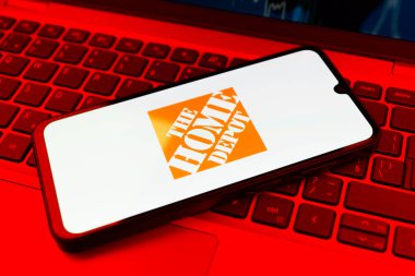 Prag, Çek Cumhuriyeti - 10 21 2024: Home Depot logosunu gösteren akıllı telefon