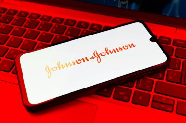 Prag, Çek Cumhuriyeti - 10 21 2024: Johnson ve Johnson logosunu gösteren akıllı telefon.