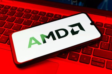 Prag, Çek Cumhuriyeti - 21 Ekim 2024: Bilgisayarın klavye arka planında AMD logosu gösteren modern akıllı telefon aygıtı.