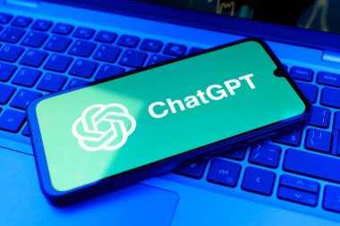 Prag, Çek Cumhuriyeti - 21 Ekim 2024: ChatGPT logosunu gösteren dizüstü bilgisayardaki modern akıllı telefon aygıtı.