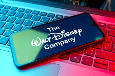 Prag, Çek Cumhuriyeti - 10 21 2024: Walt Disney logosunu gösteren akıllı telefon.