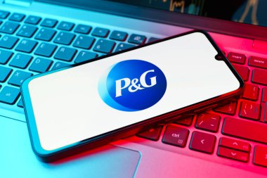 Prag, Çek Cumhuriyeti - 21 Ekim 2024: Dizüstü bilgisayardaki modern akıllı telefon aygıtı P & G logosunu gösteriyor.
