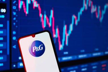 Prag, Çek Cumhuriyeti: Arkaplanda grafik bulunan p & G logolu modern akıllı telefon 