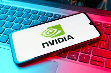 Prag, Çek Cumhuriyeti - 21 Ekim 2024: Bilgisayar klavyesindeki modern akıllı telefon aygıtı Nvidia logosunu gösteriyor.