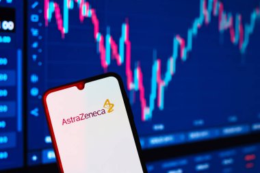 Prag, Çek: Logo astra zeneca 'lı modern akıllı telefon 