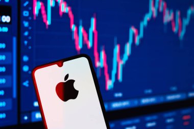 Prag, Çek Cumhuriyeti - 10 21 2024: Apple logosunu gösteren akıllı telefon.