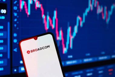 Prag, Çek Cumhuriyeti - 10 21 2024: Broadcom logosunu gösteren akıllı telefon.