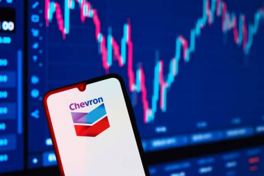 Prag, Çek Cumhuriyeti - 10 21 2024: Yüzeyde Chevron logosu gösteren akıllı telefon.