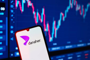 Prag, Çek: Arka planda Danaher logosuna sahip modern akıllı telefon 