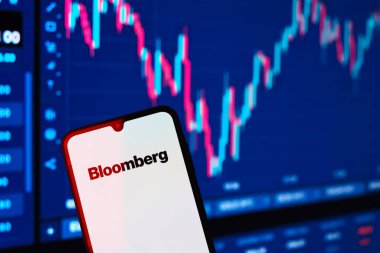 Prag, Çek Cumhuriyeti - 10 21 2024: Bloomberg logosunu gösteren akıllı telefon.