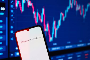 Prag, Çek Cumhuriyeti - 10 21 2024: JPMorgan Chase logosunu gösteren akıllı telefon.
