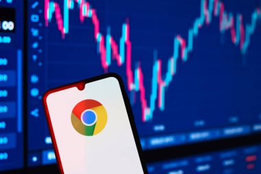 Prag, Çek Cumhuriyeti - 10 21 2024: Yüzeyde Chrome logosu gösteren akıllı telefon.