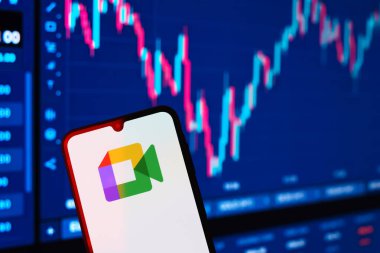 Prag, Çek Cumhuriyeti - 10 21 2024: Google Meet logosunu gösteren akıllı telefon.