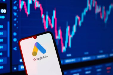 Prag, Çek Cumhuriyeti - 720 2024: Google Ağ logosunu gösteren akıllı telefon