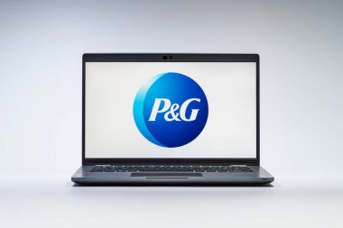 Prag, Çek Cumhuriyeti - 21 Ekim 2024: P & G logosunu gösteren modern dizüstü bilgisayar ekranı