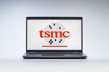 Prag, Çek Cumhuriyeti - 21 Ekim 2024: TSMC logosunu gösteren modern dizüstü bilgisayar