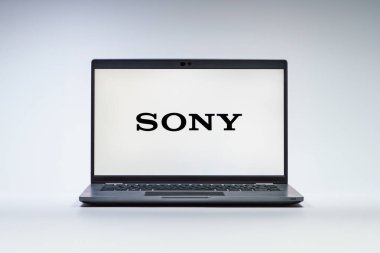 Prag, Çek Cumhuriyeti - 21 Ekim 2024: Sony logosunu gösteren dizüstü bilgisayar
