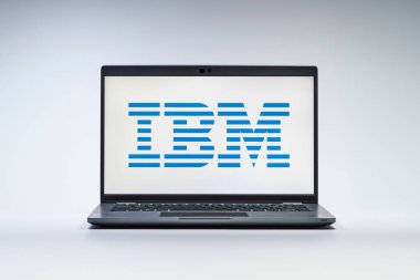 Prag, Çek Cumhuriyeti - 21 Ekim 2024: IBM logosunu gösteren dizüstü bilgisayar